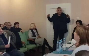 Депутат, який підірвав гранати у сільраді на Закарпатті, прийшов до тями Депутат, який підірвав гранати у сільраді на Закарпатті, прийшов до тями