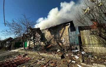 У Херсоні росіяни обстріляли автобусну зупинку: троє загиблих (фото) У Херсоні росіяни обстріляли автобусну зупинку: троє загиблих (фото)