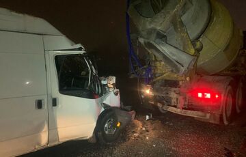 В Киеве микроавтобус протаранил бетономешалку - ВИДЕО