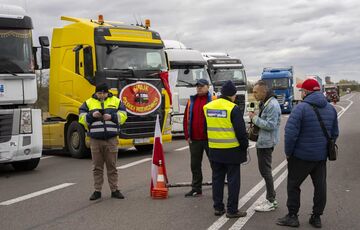 Польські фермери встановили нові обмеження на кількість пропуску авто на кордоні  Польські фермери встановили нові обмеження на кількість пропуску авто на кордоні