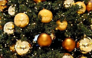 Елки, гирлянды и игрушки на Новый год: как обезопасить себя в период праздников