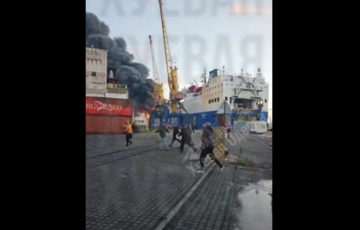 Под Одессой после российского удара баллистикой горит грузовое судно: фото