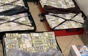 СБУ прийшла з обшуками до митників, які випустили за кордон дружину Котвицького з мільйонами у валізах