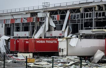 Возросло количество жертв удара по терминалу Новой почты под Харьковом Возросло количество жертв удара по терминалу Новой почты под Харьковом