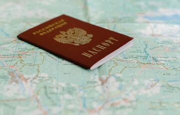 ”Они ведут себя, как орда”: Романенко пояснил, почему Европа начала закрывать двери для россиян 