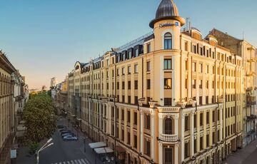 У Києві елітний готель виставив жінку на вулицю під час ударів балістикою – їх укриття лише для клієнтів