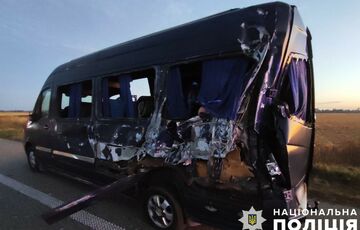На Полтавщине грузовик врезался в микроавтобус На Полтавщине грузовик врезался в микроавтобус