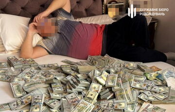 Горы денег по всей квартире: шокирующие кадры обысков у главы МСЭК в Хмельницкой области Горы денег по всей квартире: шокирующие кадры обысков у главы МСЭК в Хмельницкой области