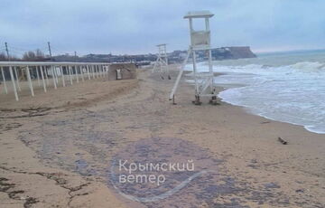 Российский мазут принесло на западное побережье Севастополя: фото Российский мазут принесло на западное побережье Севастополя: фото