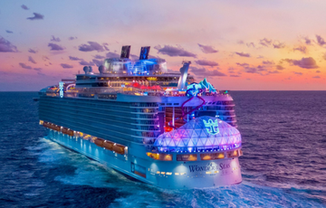 Самый большой в мире лайнер-аквапарк Icon of the Seas впервые вышел в открытое море: видео