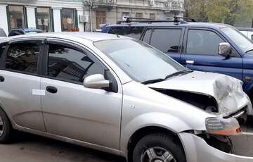 Пассажирка угнала такси в Одессе и попала на нем в аварию - ВИДЕО