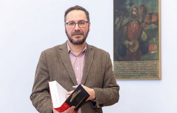 Директор Національного музею історії втік із України