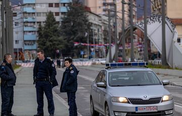 У посольства Израиля в Сербии полицейского ранили из арбалета