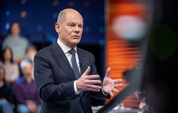 Шольц закликав поважати ”суверенну незалежність” України та розкритикував втручання у вибори на користь АдГ