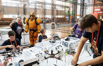 Кремль залучає дітей до розробки військових дронів під виглядом ігор Кремль залучає дітей до розробки військових дронів під виглядом ігор