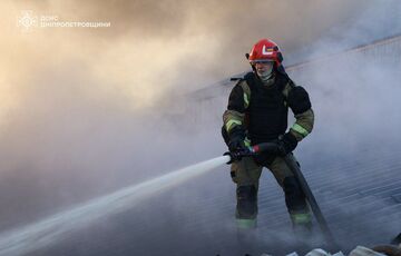 Оккупанты атаковали БПЛА аграрное предприятие под Днепром: пожар до сих пор тушат