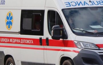 В Херсоне россияне сбросили взрывчатку с дрона на автомобиль В Херсоне россияне сбросили взрывчатку с дрона на автомобиль