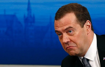 Медведев хочет расстреливать тех, кто поджигает военкоматы в России