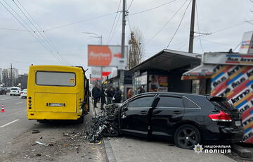 У Києві ”Тойота” протаранила ”Мерседес” та маршрутку – загинув пішохід на зупинці: фото