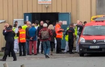 Автомобіль навмисне наїхав на групу людей у Франції: багато поранених