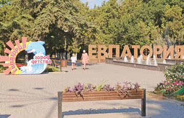 У Криму дружині окупанта не дали виконати гімн Росії, вона влаштувала істерику