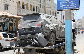 В Сомали террористы атаковали кортеж президента В Сомали террористы атаковали кортеж президента