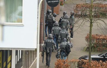 В Нидерландах захватили заложников в кафе: фото В Нидерландах захватили заложников в кафе: фото