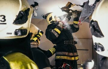 У Києві загорівся будинок для людей похилого віку