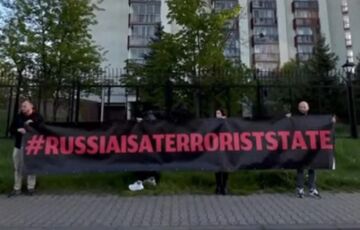 У Варшаві привітали російських дипломатів звуками бомбардувань та сирен У Варшаві привітали російських дипломатів звуками бомбардувань та сирен