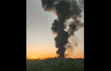 Пожар на нефтебазе в Азове Ростовской области после атаки дронов не могут потушить третий день Пожар на нефтебазе в Азове Ростовской области после атаки дронов не могут потушить третий день