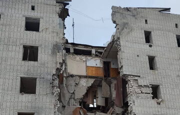 Росіяни скинули бомбу на багатоповерхівку в Сумській області