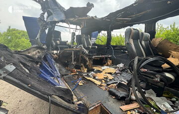 Опубліковано кадри з атакованого евакуаційного автобуса у Сумській області Опубліковано кадри з атакованого евакуаційного автобуса у Сумській області