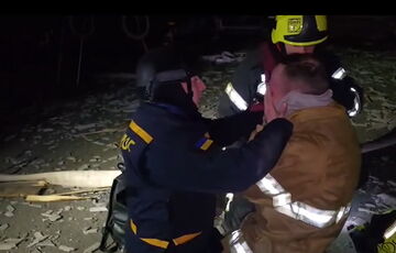 Кадры, что разрывают сердце: спасатель плачет на месте удара в Харькове, где РФ убила его отца-спасателя