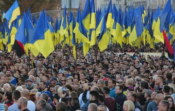 Протест біля посольства США: до будівлі стягують спецтехніку і силовиків