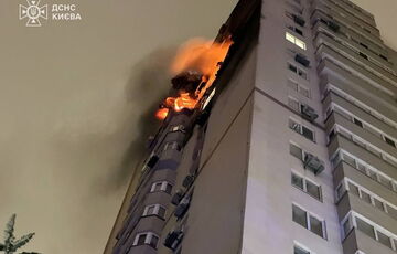 Російський дрон влетів у висотку у Києві: верхні поверхи горять (кадри)