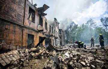 Ракетный удар по Днепру: спасатели на месте ”прилета” обнаружили фрагменты тел  Ракетный удар по Днепру: спасатели на месте ”прилета” обнаружили фрагменты тел