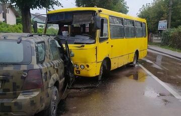 Возле Львова пассажирская маршрутка столкнулась с внедорожником Возле Львова пассажирская маршрутка столкнулась с внедорожником