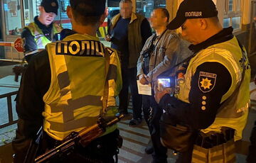 Поліція відібрала у Віктора Павлика спецперепустку на проїзд Південним мостом у Києві