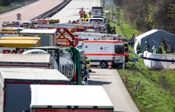 В Германии разбился пассажирский автобус В Германии разбился пассажирский автобус