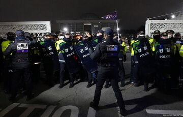 Парламент Южной Кореи проголосовал за отмену военного положения: начались столкновения