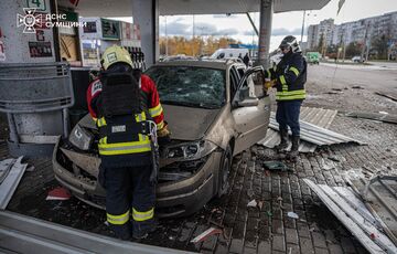 В Сумах россияне атаковали дроном АЗС, пострадали 4 человека: кадры