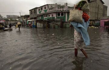 На Гаити из-за сильных ливней погибают люди