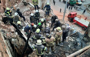 В Харькове из-под завалов жилого дома достали тело ребенка: фото