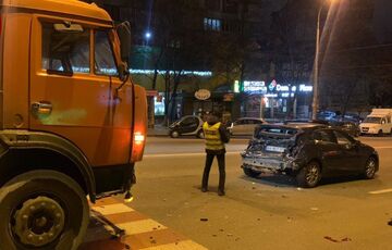 В Киеве бетономешалка протаранила лекговушку: есть пострадавшие