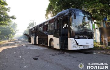 У Мирнограді росіяни скинули бомбу на зупинку з людьми: є загиблі (фото, відео)