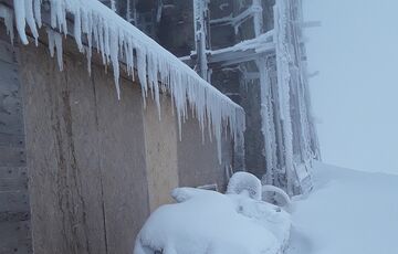 Карпаты засыпает снегом: в горах сошла лавина