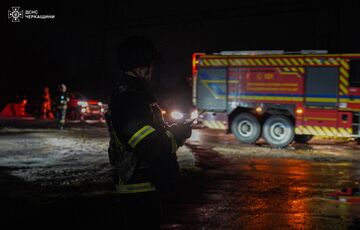 Рятувальники ліквідували пожежі після обстрілу критичної інфраструктури на Черкащині Рятувальники ліквідували пожежі після обстрілу критичної інфраструктури на Черкащині