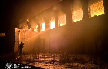 Будинок культури у Великому Бурлуку повністю охоплено вогнем після російського удару
