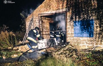 На Київщині через падіння уламків загорівся склад На Київщині через падіння уламків загорівся склад