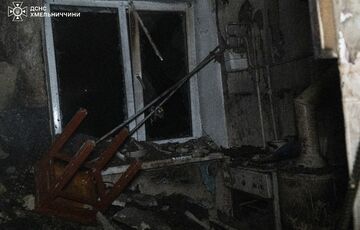 Через падіння уламків на Хмельниччині загорівся багатоквартирний будинок Через падіння уламків на Хмельниччині загорівся багатоквартирний будинок